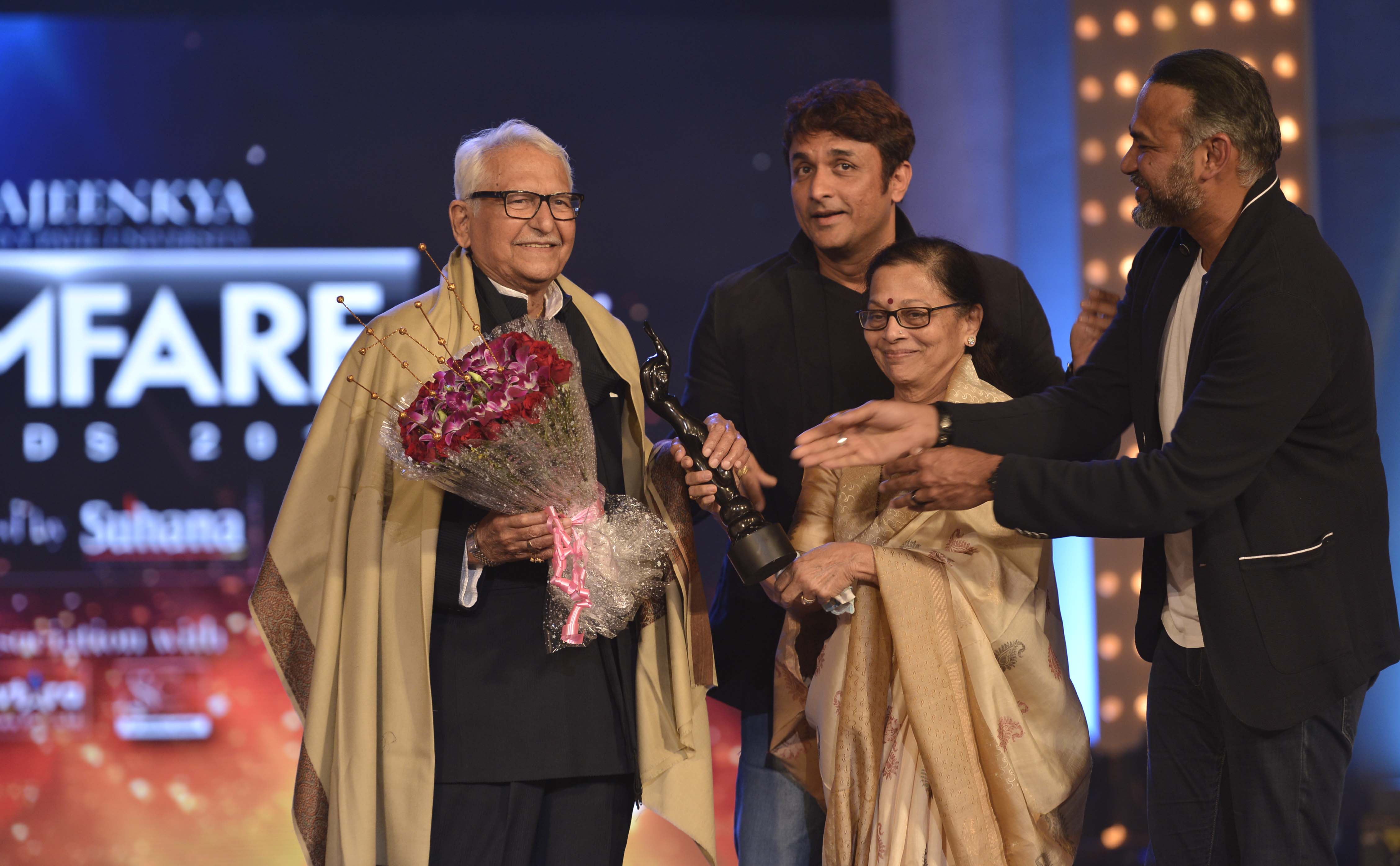 Ramesh Deo received Filmfare Life Time Achievement Awards by wife Seema Deo